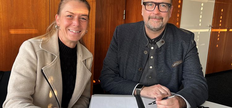 Julia Zeh (Vorsitzende S'Freibädle Beutelsbach e.V.) und Herr Michael Scharmann (Oberbürgermeister Weinstadt)