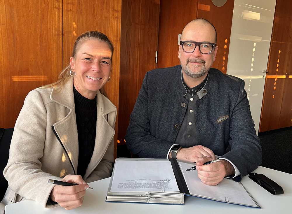 Julia Zeh (Vorsitzende S'Freibädle Beutelsbach e.V.) und Herr Michael Scharmann (Oberbürgermeister Weinstadt)